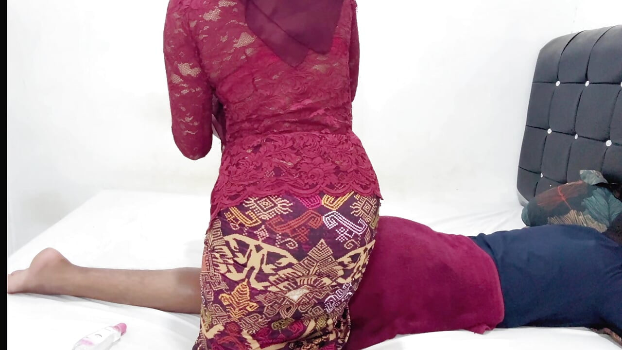 Μασάζ ζωτικότητας κοριτσιού Red Kebaya