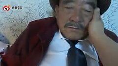 Японский дедушка в костюме сосет член