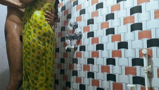 Индийская невестка принимала ванну, когда шурин захлопнул и ушел
