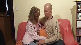 Kel adam seksi orta yaşlı seksi kadının derin ıslak amını sikerken üç kez boşalıyor