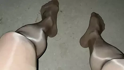 Külotlu çorapla mastürbasyon yapıyor