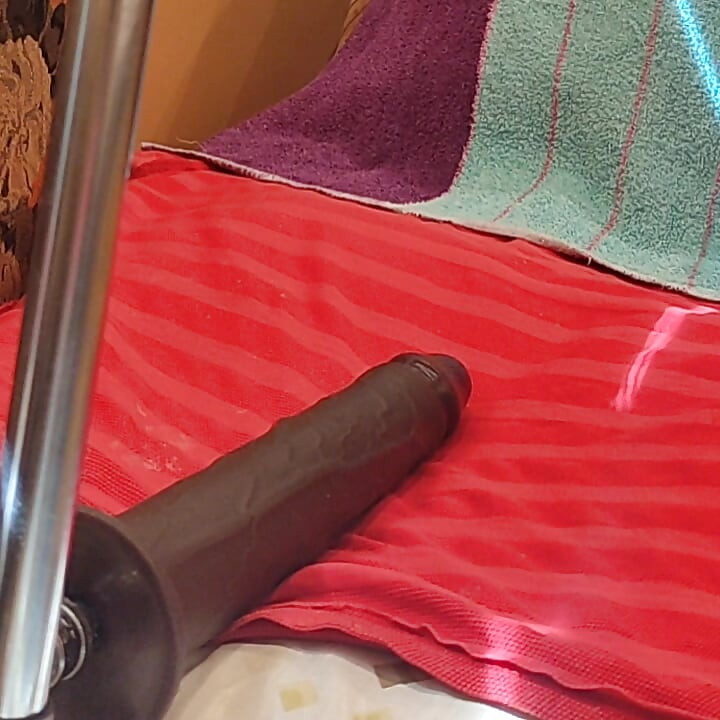 Igraj se s čudovišnim dildom