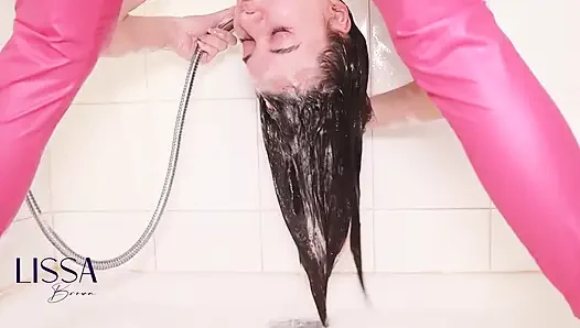 Haarwäsche, Conditioner und viel Schaum mit Lederhosen
