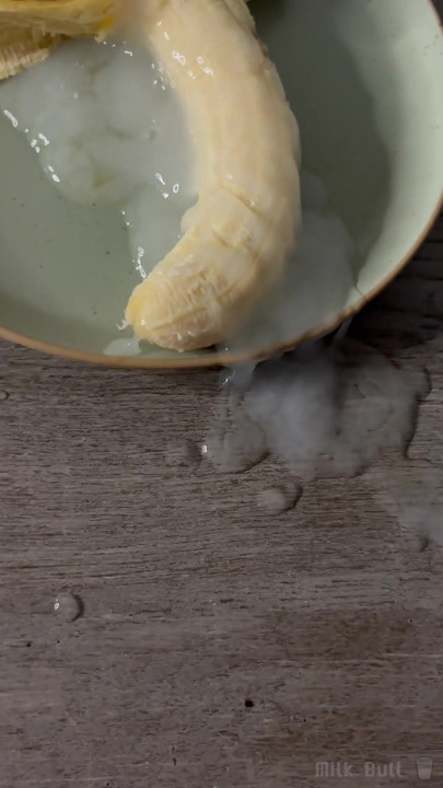 Hunk gennemvæder sin snack i ladning efter ladning | Klip 1