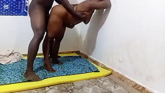 Seksi Babar sikimin kıllarını kurtardı