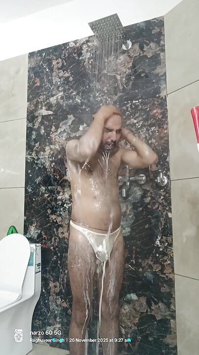 ضابط شرطة ديسي العم يحصل على امتصاص القضيب صديقه