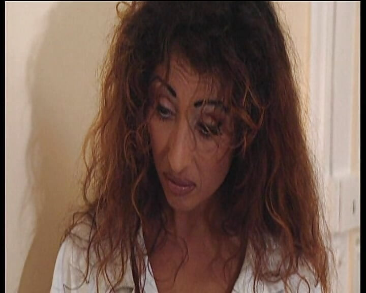 ربة منزل ألمانية سمراء ميلف تتناك في طيزها وتتعرض للنيك