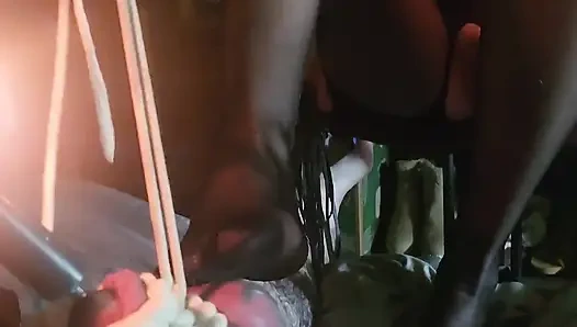 Goode kız mum ışığında taşakları kırbaçlıyor bakış açısı