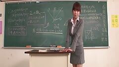 日本語教師は、教室で生徒を吸った後、彼女の口を負荷で満たします