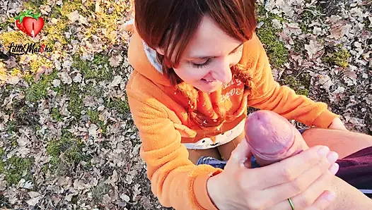 Eine dünne, süße Rothaarige, die ich durch Zufall im Wald getroffen habe, melkte meine eier und schwanz trocken. Sie hat dabei auch mein arschloch geleckt.