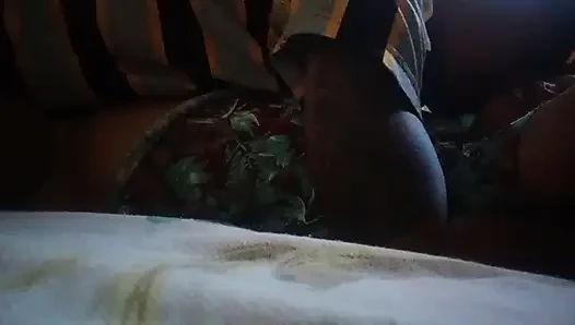 Seks oyuncağını kullanmayı seviyor