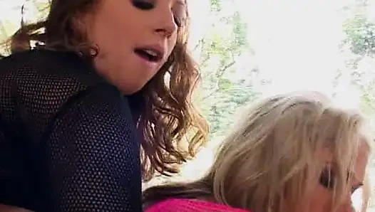 Идеальные крошки делят большой хуй в тройничке ЖЖМ