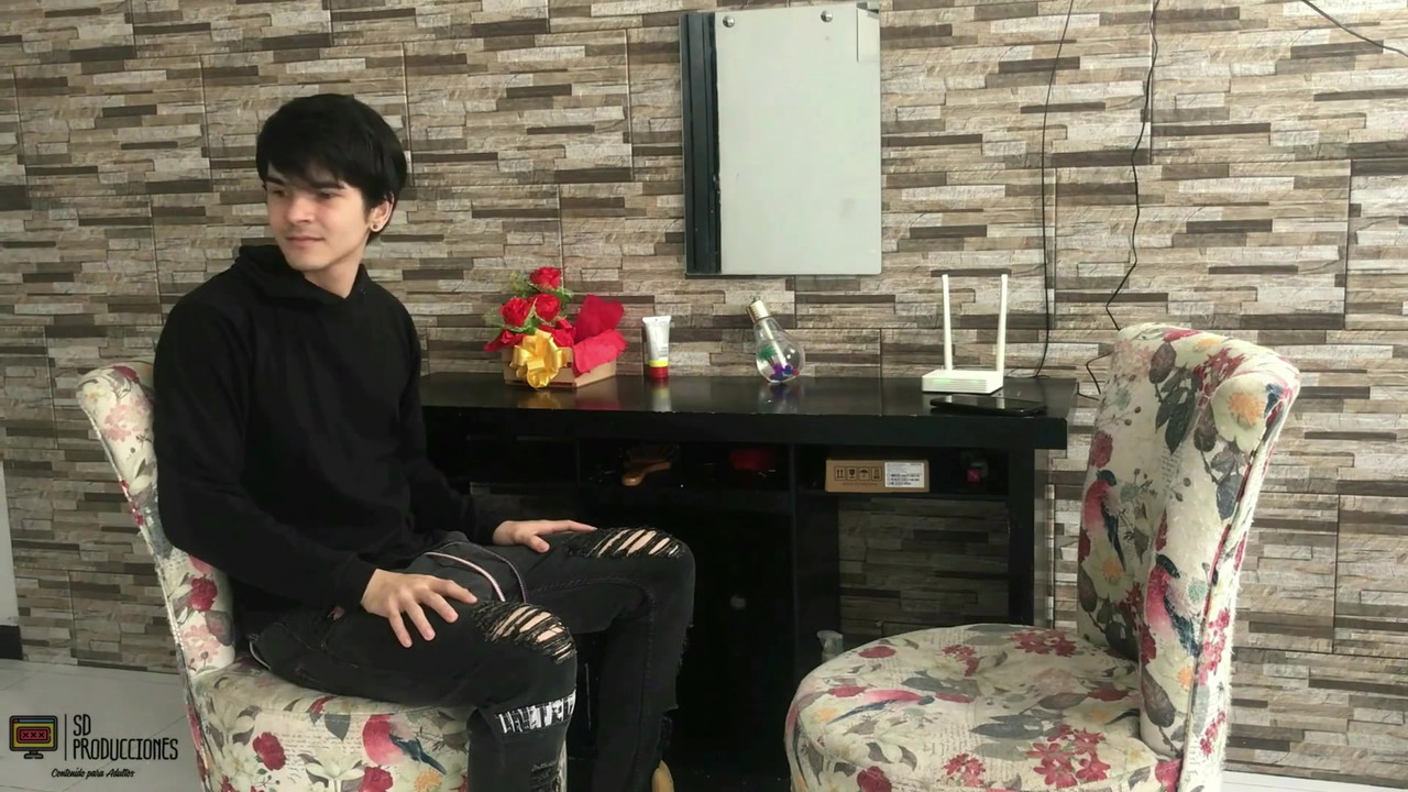 送货员非常需要，他没有拒绝我的提议，支付披萨的口交 - 西班牙语色情