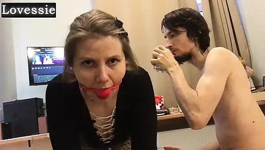 Eine gehorsame, heiße MILF mit großem hintern bedient ihren meister und wird zu einem menschlichen möbel - Lovessie