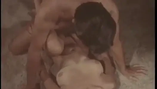Wunderschöne huren ziehen es aus und lutschen zufällige schwänze in einer orgie