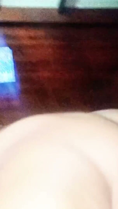 Olgun orta yaşlı seksi kadından güzel bir transa ve meraklı heteroseksüel bir adama çifte oral seks | Klip 2
