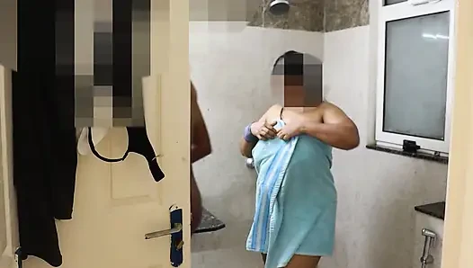 Sexy bhabhi devar ne towel ke bahane pata liya uske baad kiya shower sex by desivibe