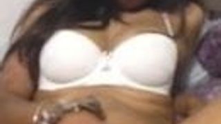 Mamă sexy se masturbează cu un vibrator pe camera web desi