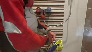 Un motard en cuir dans des bottes de combat baise et jouit sur Nike Mercurial