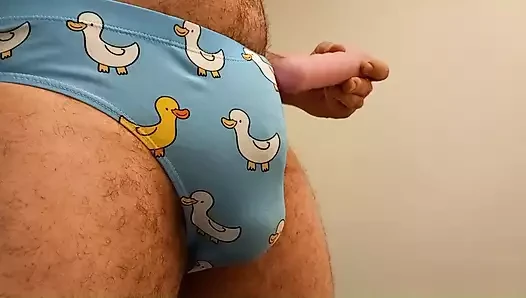 Hızlı boşalma. Sürtünme, titreşim, speedo'da küçük penis şişkinlik mastürbasyonu, mayolar, kısa. Lütfen yorumlarda aşağılayın.