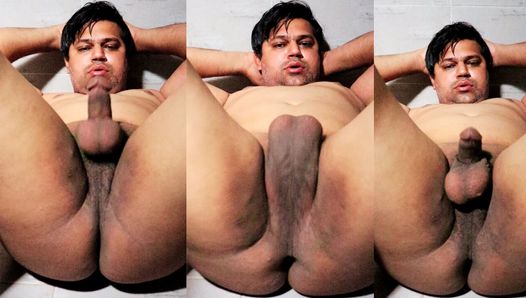 पाकिस्तान के नग्न देसी लड़के को घर में लंड और अकेले के साथ खेलना पसंद है