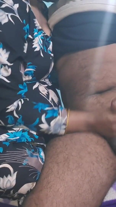 Hintli evli kadın elle muamele boşalma | Klip 1