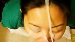 Une Asiatique prend une énorme éjaculation faciale par une grosse bite noire