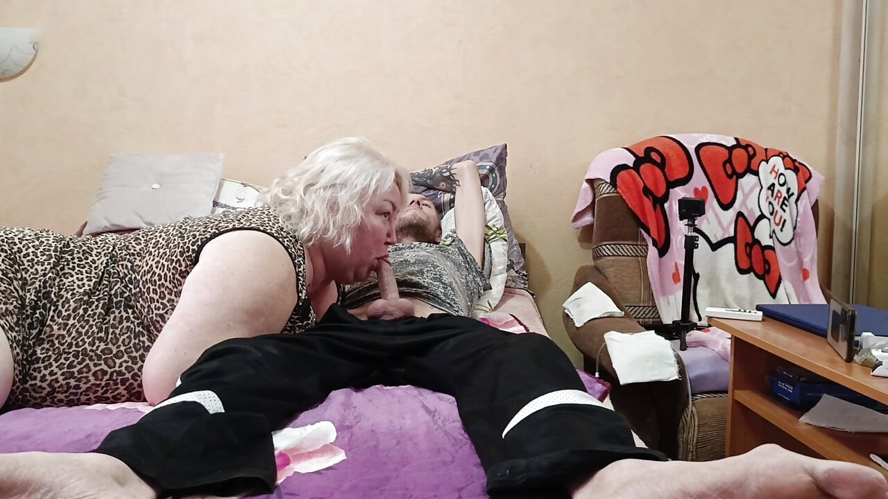 Üvey anneden ağzına boşalma ve yutma ile beklenmedik derin oral seks