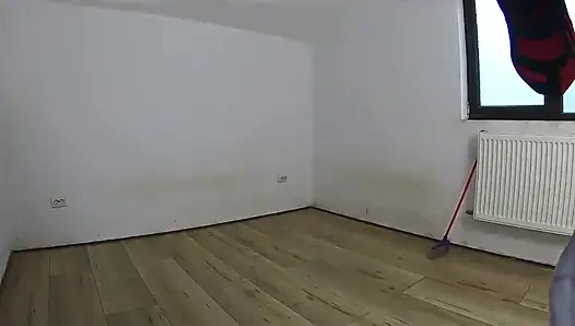 Nymphomanin masturbiert mit besen & mop, während sie ein verlassenes haus putzt