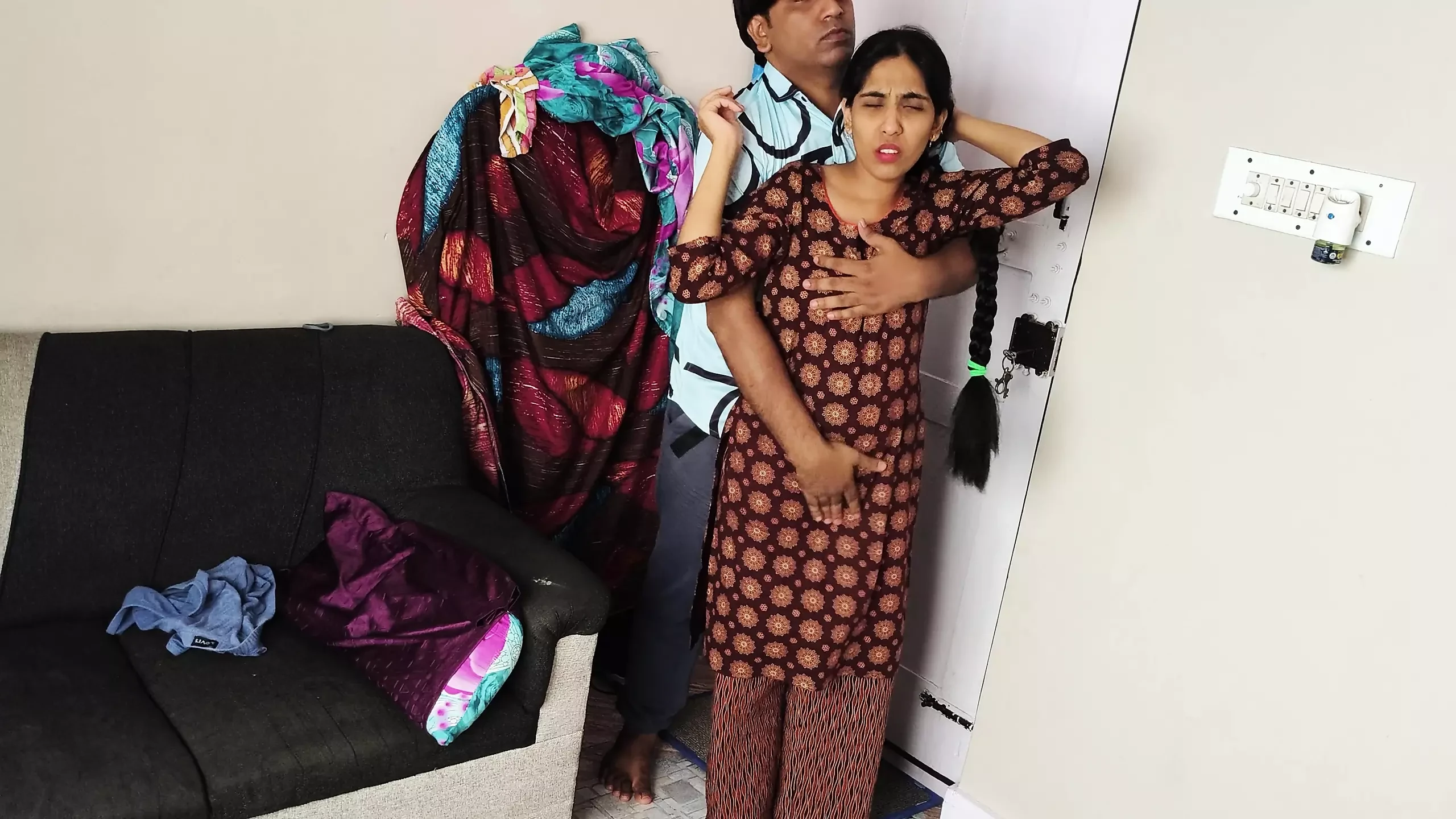 Gadis hot india lagi asik nyepong kontol dan ngentot memek sempitnya habis-habisan sampai matanya merem melek