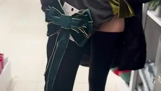 Сексуальная девушка в магазине