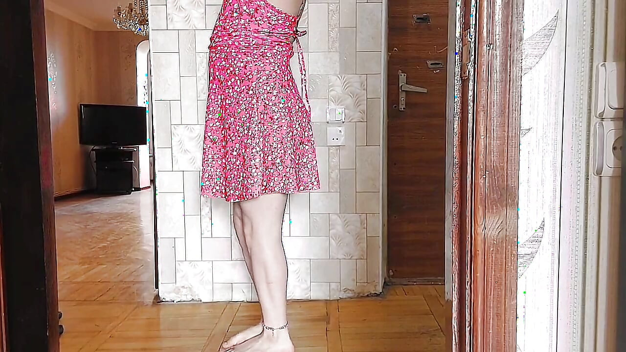 Slatki femboy drži košaru svježe ubranog cvijeća