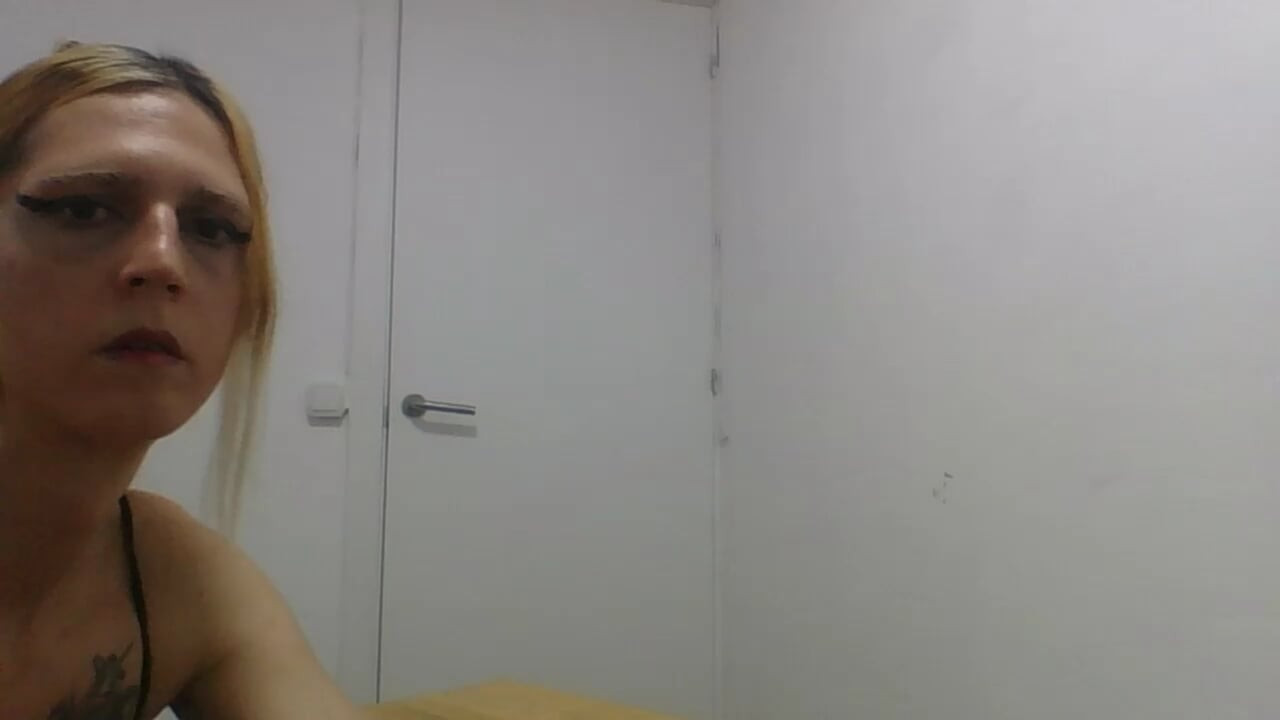 Travesti büyük götlü siyah file dildo oyunu