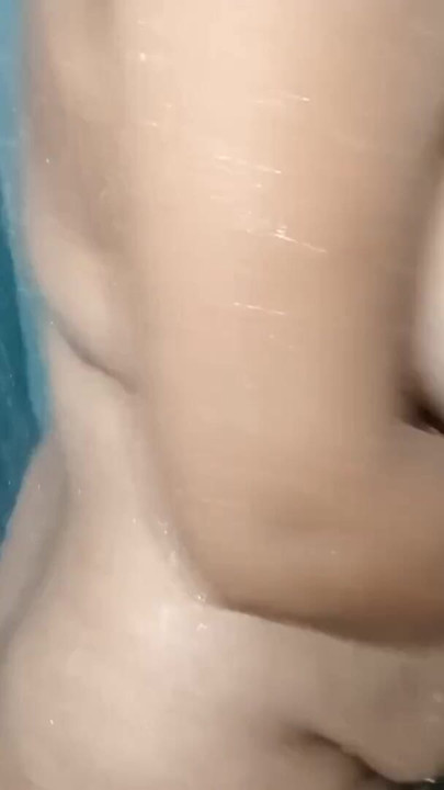 Hinduistická zralá sexy žena koupající se v koupelně | Klip 1