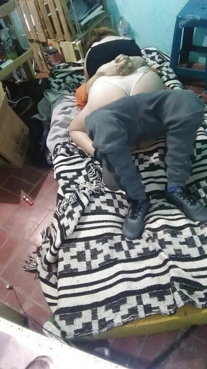 Fată cu rochie Montano cu saltea pe podea