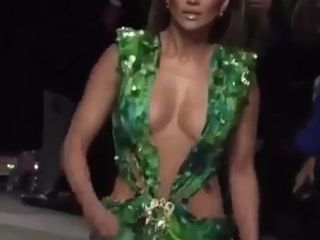 Jennifer lopez穿着轻薄的绿色连衣裙，2019 03