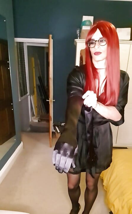 แต่งตัวในชุดชั้นในและเป็นหัวแดง นายหญิง Jessica ยั่วยวนและหยอกล้อด้วยดิลโด้ใหญ่ 10 ของเธอ