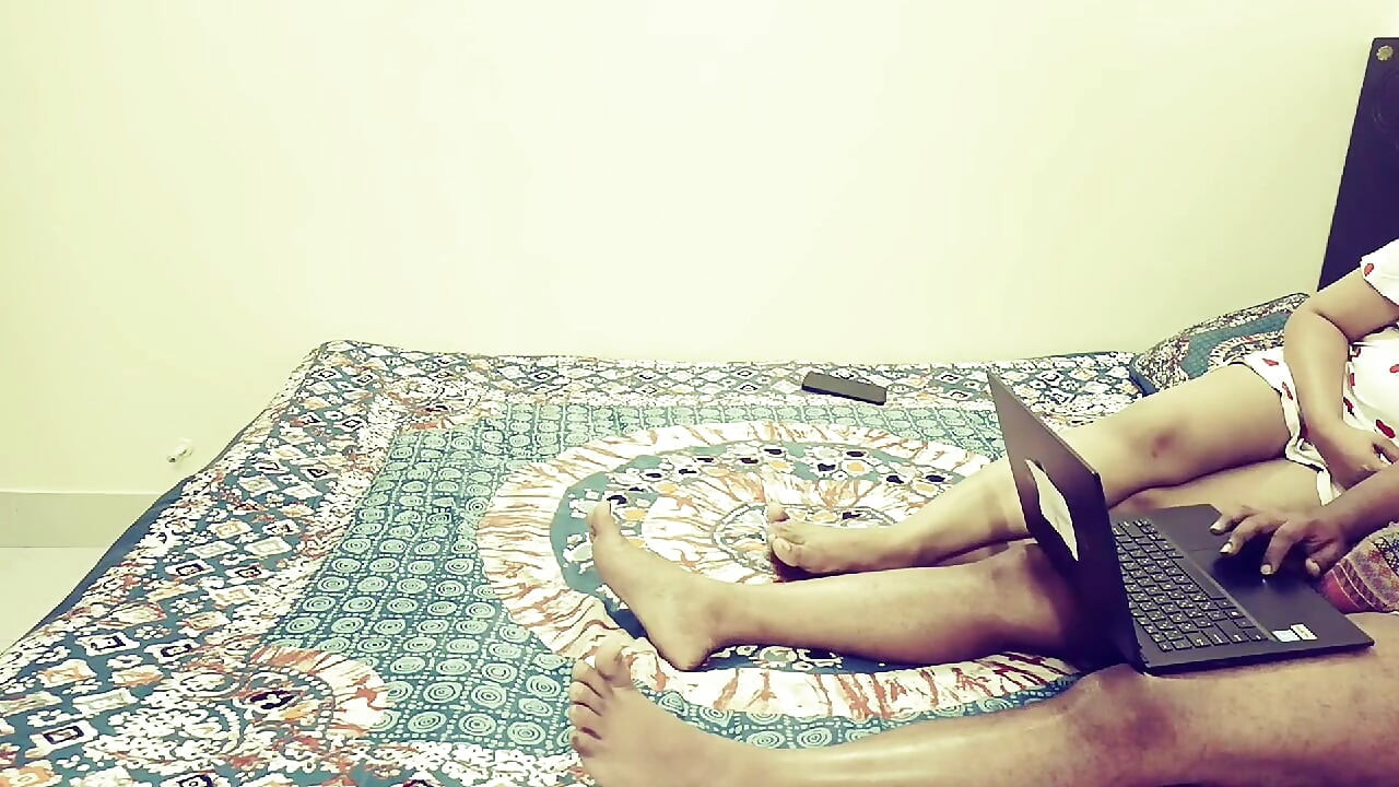 Przybrana Siostra Dzieli Łóżko Z Indyjskim Starszym Bratem W Domu Sam.