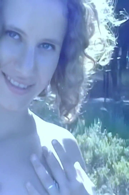 Anna : la jolie petite Anna fait un strip-tease torride