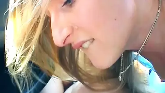 Горячая немецкая блондинка сосет жесткий член в видео от первого лица, пока ее чувак за рулем