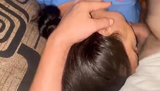 Üvey babamın olduğu tek ev, bütün gün ağzımı emmek ve hepsini yutmak için kullanıyor