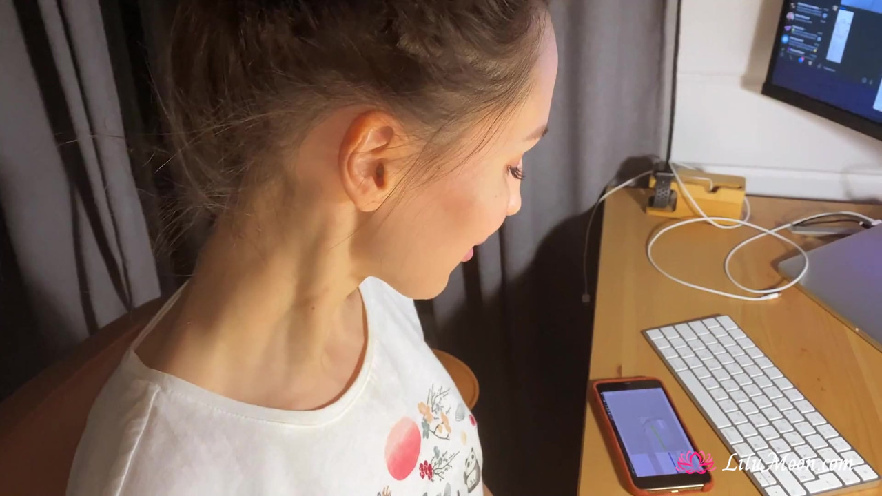 彼氏がW0Rkから気をそらした!私は彼の巨根をしゃぶり、ハードファックのPOVをします