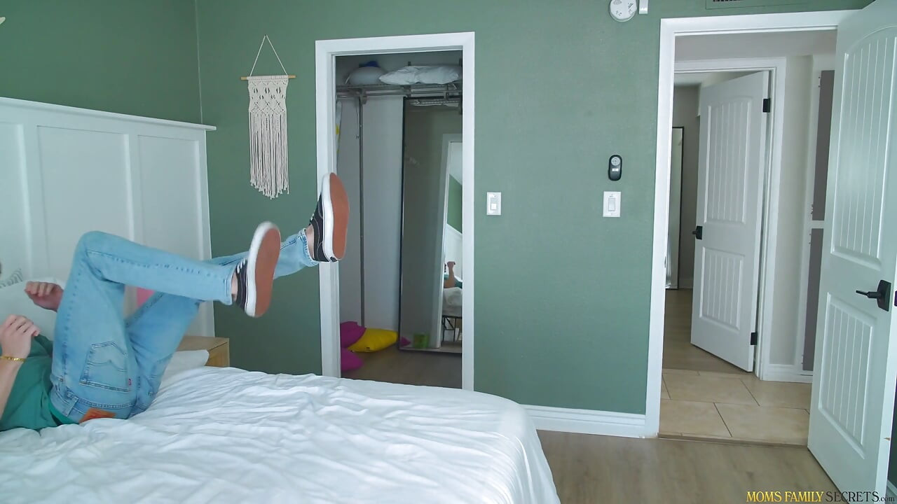 Stepmoms Happy Hormones - S4e2