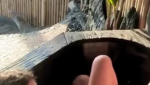 Genç çifti açık havada verandada sikiyor