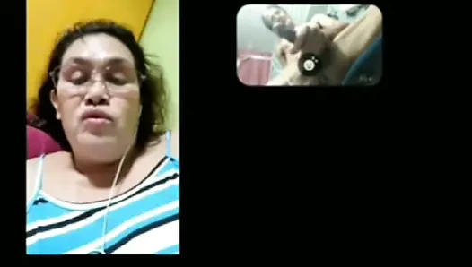 Я удовлетворена, что мы оба делаем одно и то же, я кончаю мою порцию спермы