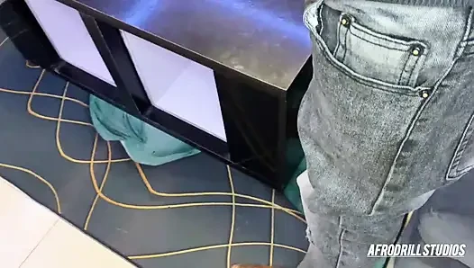 Üvey kız kardeşim amını sikip amının içine boşalmam için beni baştan çıkardı