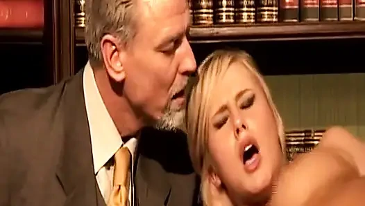 Blonde deutsche mit naturals wird anal in der cuckold-retro-szene