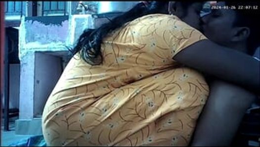 Индийская домохозяйка с губ к губам, целующая задницу