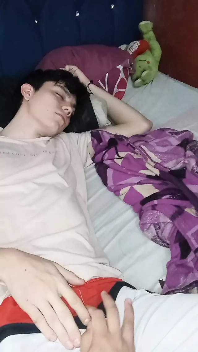 Возбужденный сводный брат 18-летнего говорит мне вещи в моем ухе, чтобы я могла заниматься с ним сексом, я кладу свою задницу поверх его штанов.