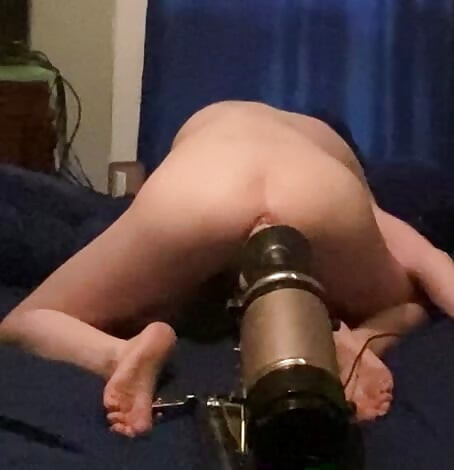 Můj sexuální stroj mě nutí velmi hlasitě sténat!